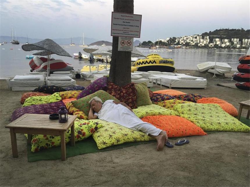 Seebeben vor Kos versetzt Urlauber in Angst Ein Mann schläft nach dem Erdbeben im türkischen Bitez im Freien. Foto: Ayse Wieting