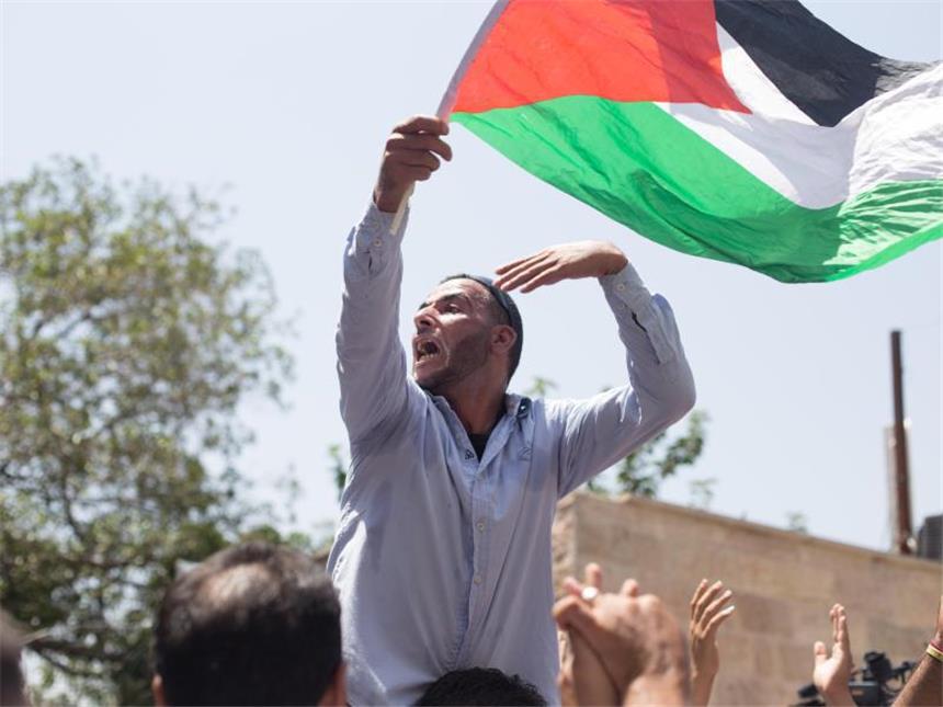 Schwere Zusammenstöße auf dem Tempelberg trotz Einigung Ein Mann schwenkt in Jerusalem eine palästinensische Flagge. Ungeachtet einer Einigung in der Tempelberg-Krise gab es wieder heftige Konfrontationen auf dem Gelände der heiligen Stätte. Foto: Louise Wateridge