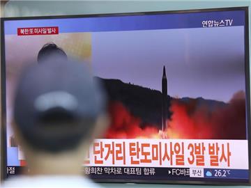 Ein Mann sieht sich auf einem Monitor im Bahnhof von Seoul eine Aufnahme eines nordkoreanischen Raketenstarts an. Foto: Lee Jin-Man
