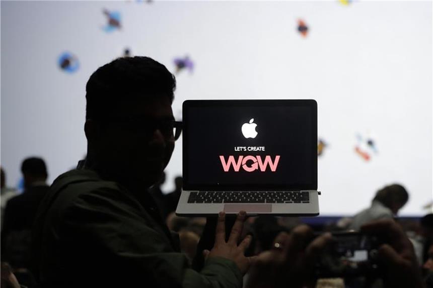 Was von Apples Entwicklerkonferenz WWDC erwartet wird Ein Mann sitzt vor einem Laptop auf der Apple-Entwicklerkonferenz WWDC. Foto: Marcio Jose Sanchez/AP/Illustration