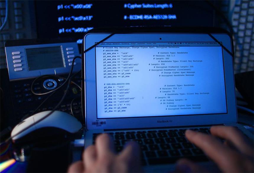 Polizei in NRW ermittelt verdeckt und elektronisch Ein Mann sitzt vor einem Rechner, auf dessen Bildschirm ein Computer Quellcode zu sehen ist. Die Ermittler in NRW setzen vermehrt auf elektronische Fahndung.