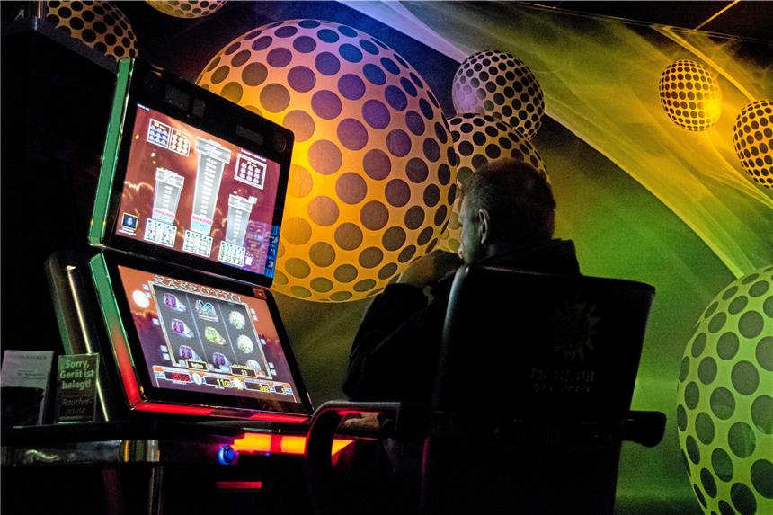 Kommunen hinken bei Spielhallen-Entscheidung hinterher Ein Mann spielt am 19.12.2017 an einem Automaten einer Spielhalle in München (Bayern). (zu dpa "Kampf gegen Zocksucht - Was bringt das Landesglücksspiel-Gesetz?" vom 22.12.2017) Foto: Amelie Geiger/dpa +++(c) dpa - Bildfunk+++ | Verwendung weltweit