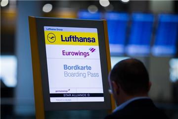 Ein Mann steht auf dem Flughafen in Düsseldorf (Nordrhein-Westfalen) vor einem Bordkarten-Automaten von Lufthansa. Die Flugbegleiter der Lufthansa gehen am Mittwoch in den vierten Tag ihres Ausstands. 