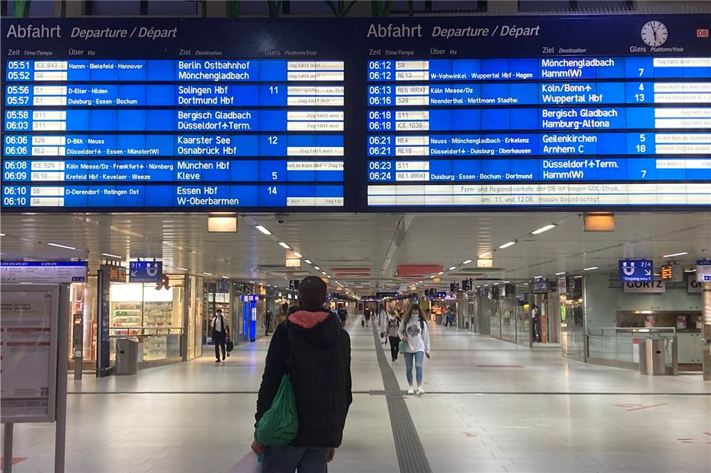 Bahn-Streik in NRW: So lief der Mittwoch im Regionalverkehr für Pendler Ein Mann steht vor einer Anzeigetafel am Düsseldorfer Hauptbahnhof.