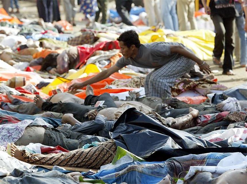 Thailand und Indonesien gedenken der Tsunami-Opfer Ein Mann sucht unter Hunderten von Leichen im indonesischen Banda Aceh nach seinem Sohn. Foto: Weda/Archiv