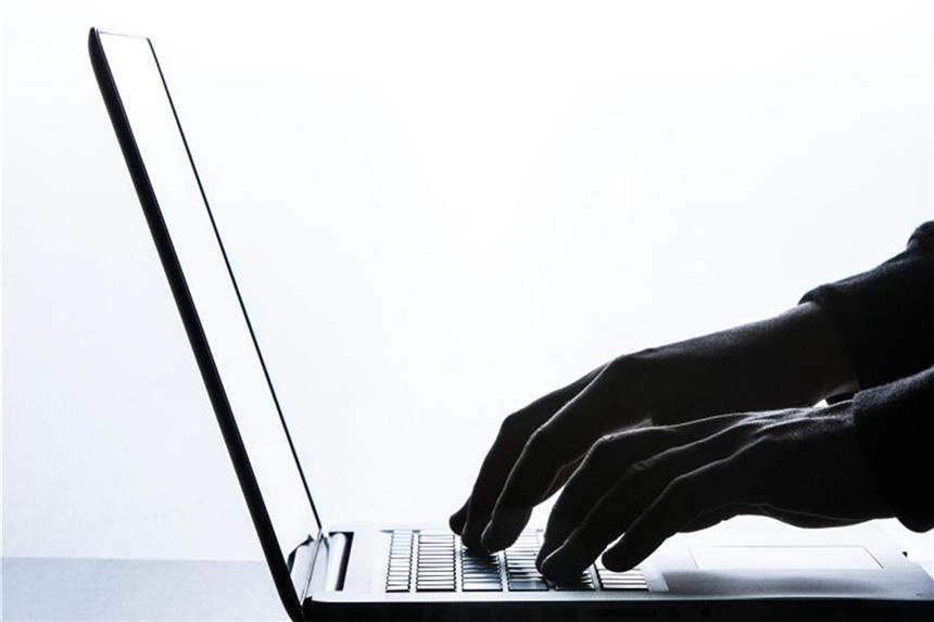 Ein Mann tippt auf der Tastatur eines Laptops. Foto: Silas Stein/Archiv