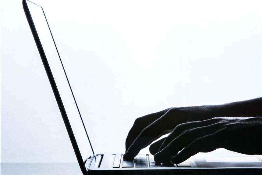 Digitale Angriffe auf Industrieunternehmen „Massenphänomen“ Ein Mann tippt auf der Tastatur eines Laptops. Foto: Silas Stein/Illustration