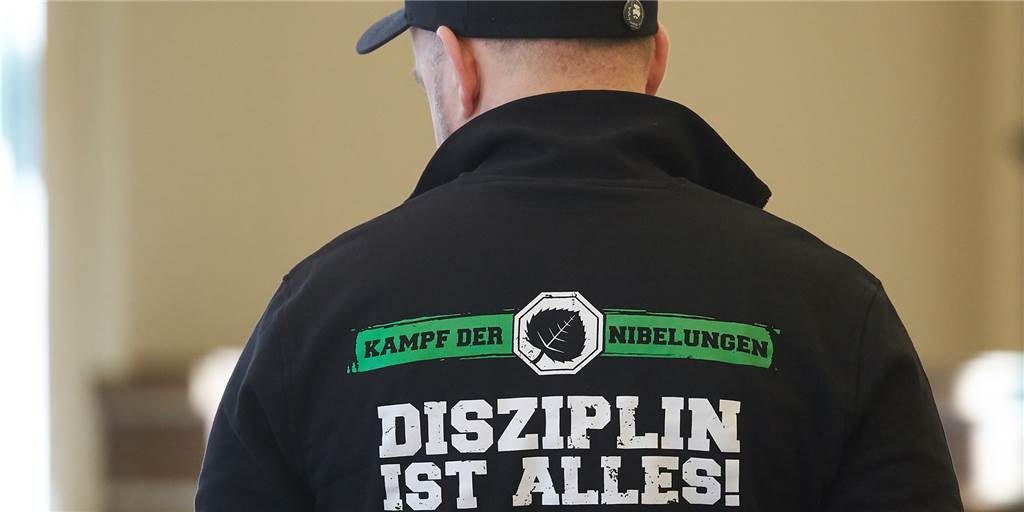 1000 Gäste erwartet: Gericht verbietet Kampfsport-Event von Dortmunder Neonazi Ein Mann trägt eine Jacke mit der Aufschrift "Kampf der Nibelungen - Disziplin ist alles!"