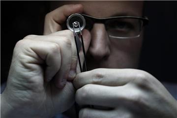 Ein Mann untersucht in der israelischen Diamantenbörse einen Stein. Foto: Abir Sultan/EPA