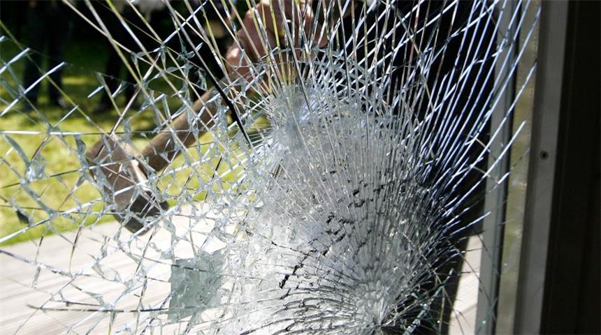 „Ich bin empfindlicher für Geräusche geworden“ Ein Mann versucht eine Fensterscheibe zu durchschlagen. Bei diesem Sicherheitsglas aber ist das nicht einfach. Eine Sicherheitsfolie hält die zerbrochenen Glasstücke zusammen.