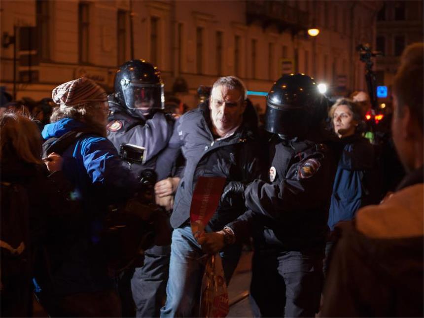 Zahlreiche Festnahmen bei Protesten in Russland Ein Mann wird bei einer Demonstration im Stadtzenrum von St. Petersburg von der Polizei abgeführt. Foto: Emile Ducke