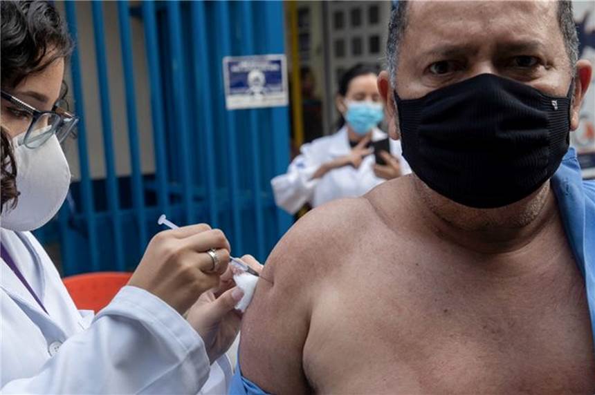 „Impf-Feinschmecker“ in Brasilien: Die Jagd nach dem Vakzin Ein Mann wird in Sao Paulo mit dem Biontech/Pfizer-Vakzin geimpft.