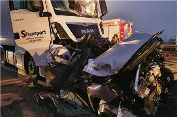 Ein Mann wurde am Donnerstag (16. Dezember) auf der A1 bei Kamen in seinem Auto zerquetscht.