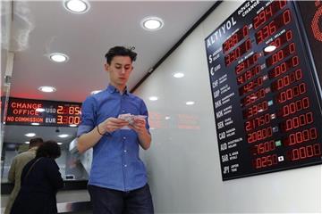 Ein Mann zählt in einer Wechselstube in Istanbul Geldscheine. Die türkische Lira ist auf ein Rekordtief gefallen. Foto: Sedat Suna/EPA