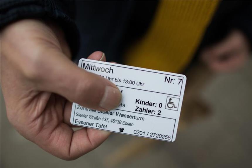 Essener Tafel nimmt wieder Ausländer auf Ein Mann zeigt seine Berechtigungskarte vor dem Eingang zur Essener Tafel: Die Hilfsorganisation hatte seit dem 10. Januar Ausländer als Neukunden bei der Lebensmittelausgabe abgelehnt und dies mit einem angeblich zu hohen Ausländeranteil begründet. Foto: Rolf Vennenbernd