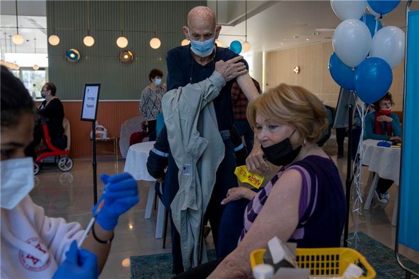 Studie zur vierten Corona-Impfdosis: Gut, aber nicht genug Ein Mann zieht sein Hemd hoch, während seine Frau ihre vierte Dosis des Coronavirus-Impfstoffs in einem privaten Pflegeheim in Petah Tikva erhält.
