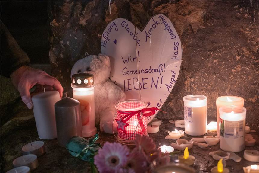 Vater des getöteten Babys unter Amok-Opfern von Trier: Ehefrau und Sohn verletzt Ein Mann zündet an der Porta Nigra eine Kerze für die Opfer einer Amokfahrt eines 51-jährigen Mannes durch die Trierer Innenstadt an.