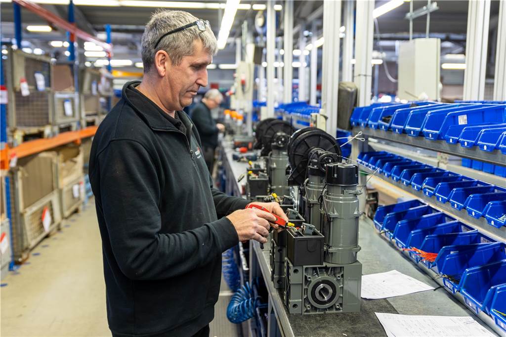 Marantec-Standort Legden ist längst reif für die Insel(n) Ein Marantec-Mitarbeiter montiert Rollantriebe.