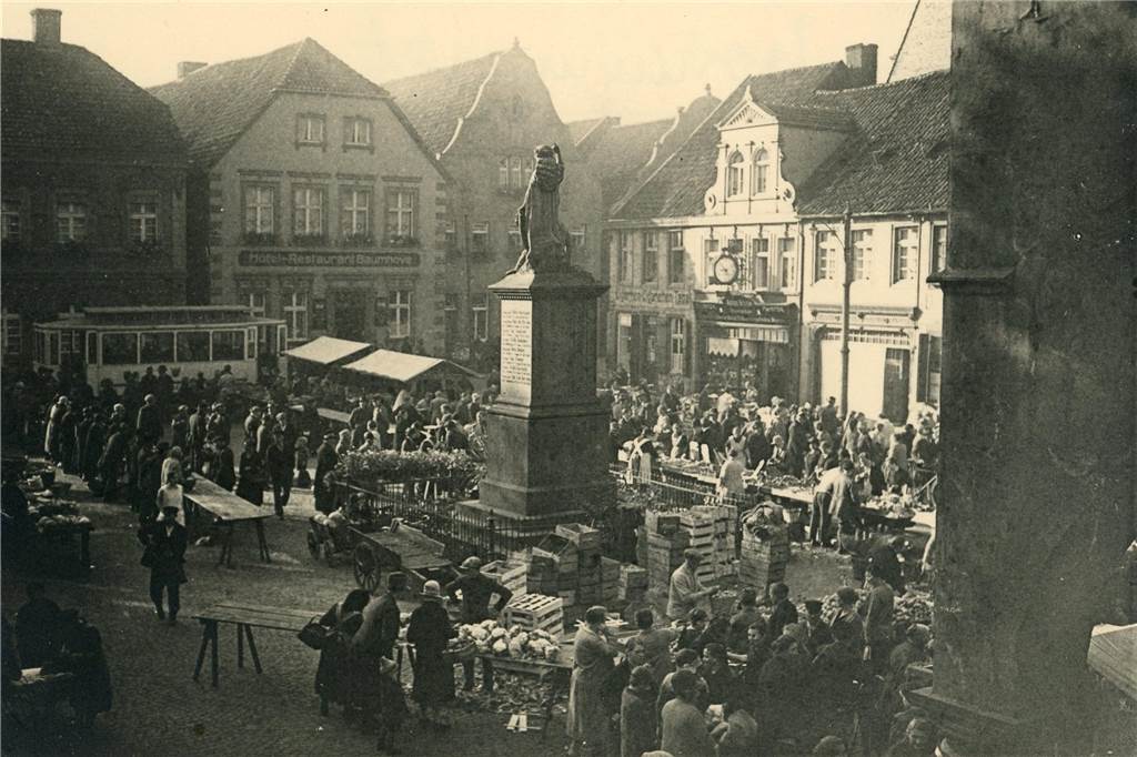 Ein Markttag in Werne: Am Rande des Marktplatzes sind noch einige Geschäfte zu erkennen, die es längst nicht mehr gibt. Das gleiche Schicksal hat übrigens die Bahn ereilt, die früher hier Halt machte.