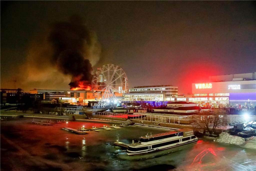 Tote und Verletzte bei Schießerei in Moskau: Videos zeigen Brand in Konzerthalle Ein massiver Brand ist über dem Krokus-City Veranstaltungshalle am westlichen Rand von Moskau zu sehen. Nach dem Angriff auf eine Veranstaltungshalle in der Region Moskau hat der russische Inlandsgeheimdienst FSB laut Agentur Interfax Tote und Verletzte bestätigt. Konkrete Zahlen zu dem mutmaßlichen Terroranschlag wurden am Freitagabend zunächst nicht genannt. Nach Behördenangaben wurden nach Schüssen und einem Brand weitere Explosionen gemeldet.
