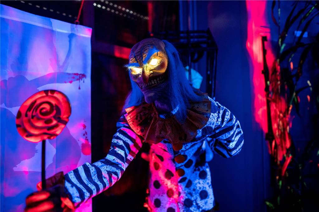 Bottroper Ehepaar baut Horror-Irrgarten zu Halloween Ein mechanischer Clown steht in einem Gang des Hauses.