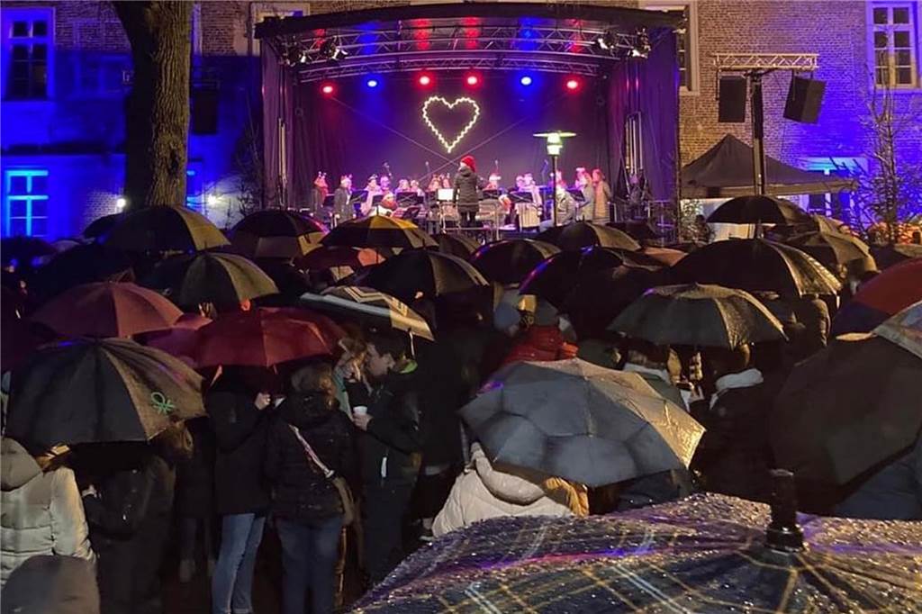 Benefizkonzert für Mutmachwerkstatt : Singfonie „öffnet viele Herzen“ Ein Meer aus Regenschirmen tat der besonderen Atmosphäre des Weihnachtskonzertes vom Chor Singfonie keinen Abbruch.