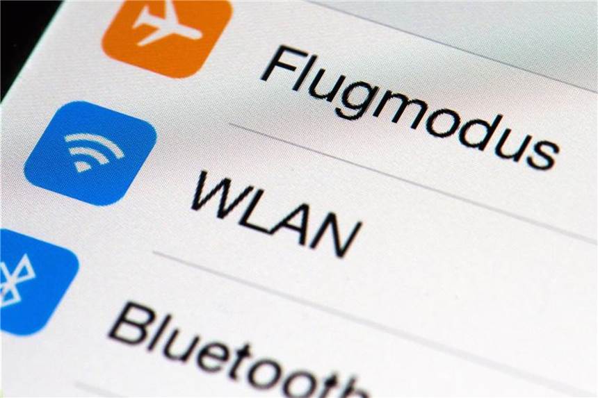 Handy auf Kreuzfahrtschiff nur im Flugmodus nutzen Ein Megabyte Datenvolumen kann nach Angaben der Verbraucherzentrale Nordrhein-Westfalen auf See bis zu 30 Euro kosten. Experten raten deshalb mobile Geräte nur im Flugmodus zu nutzen. Foto: Arno Burgi