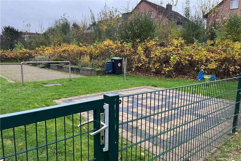 Spielplatz am Hennewiger Weg versperrt: LiNa soll Versprechen einlösen Spielplatz von LiNa