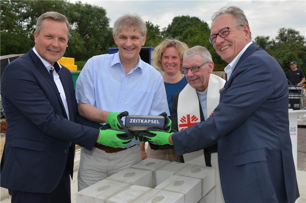 Caritas-Chef Hans-Peter Benstein (63) geht und beginnt Neues Ein Meilenstein war der Bau des Seniorenzentrums an der Lippe in Lünen. Zur Grundsteinlegung setzten Bürgermeister Jürgen Kleine-Frauns (v.l.), der damalige Landrat Michael Makiolla, Architektin Anne Linnemannstöns, Weihbischof Dieter Geerlings und Caritasvorstand Hans-Peter Benstein die Zeitkapsel ein.