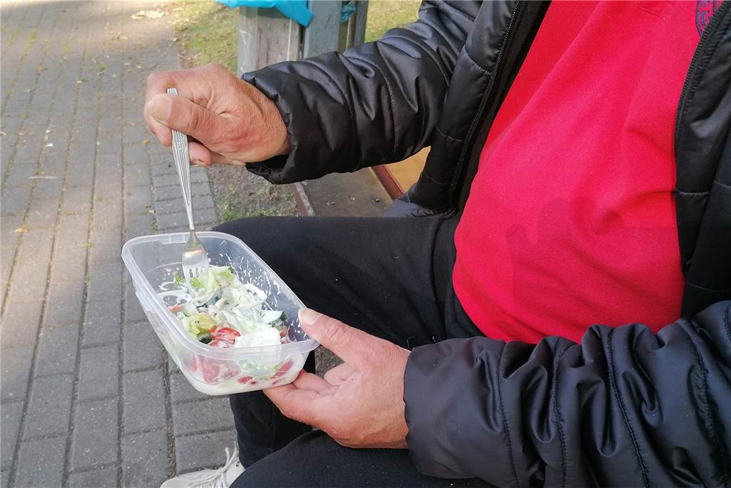Einst BVB-Jugendspieler: 38 Jahre später lebt Jochen auf einer Parkbank Ein Mengederin hat zum Abendbrot eine Schale Salat und ein Sandwich vorbei gebracht.