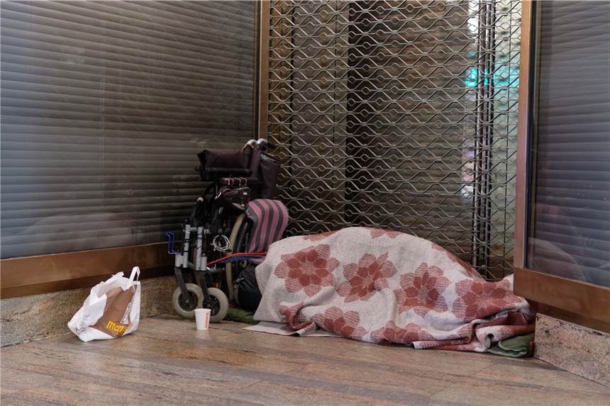 Rund 60.000 Wohnungs- und Obdachlose sollen in NRW geimpft werden Ein Mensch liegt in der Innenstadt in einem Schlafsack im Eingang zu einem Geschäft (Symbolbild). Mehr als 60.000 Wohnungslose in NRW sollen bald geimpft werden.