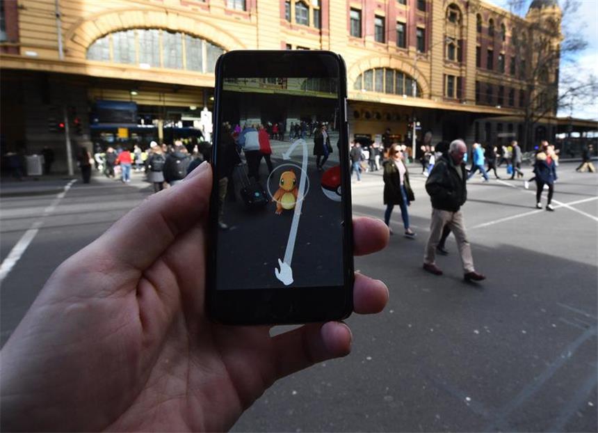 "Pokémon Go" jetzt auch in Deutschland zu haben Ein Mensch spielt mit dem neuen Spiel 'Pokémon Go' auf einem Smartphone auf der Flinders Street in Melbourne.