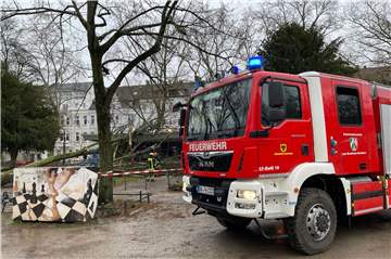 Ein Mensch wurde verletzt als ein Baum am Nordmarkt auf das Cafe "Grüner Salon" stürzte.