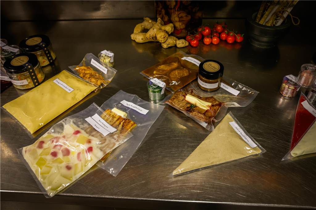 4-Gänge-Menü frei Haus: Dortmund hat seinen ersten Edel-Lieferservice Ein Menü in seinen Einzelteilen: Die Speisen in der „Sch(m)atzkiste sind eingepackt und teilwesie vakuumiert.
