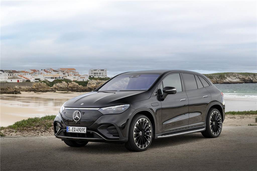 Illegales Autorennen im Kamener Kreuz: Polizei rollt Fall noch einmal auf Ein Mercedes 4matic als Stromer (Symbolbild). Mit einer ähnlichen Power-Limousine lieferte sich ein Bönener ein Autorennen in Kamen.