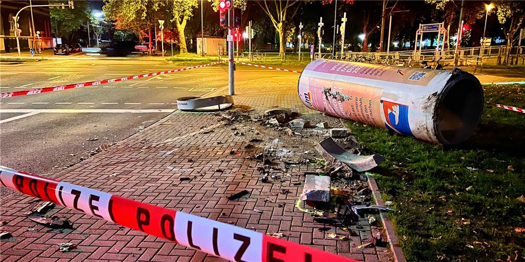 Mercedes AMG rast vor Litfassäule - Fahrer und Insassen sind flüchtig Ein Mercedes AMG hat am frühen Sonntagmorgen eine Litfasssäule in der Dortmunder Nordstadt umgefahren.