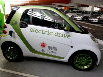 Ein Mercedes-Benz Smart Fortwo Elektroauto tankt an einer öffentlichen Ladestation in Hongkong auf. Foto: Ym Yik