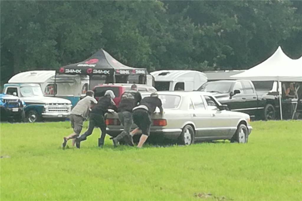 US-Boliden, Benzingespräche, BBQ-Grill: Amerikanisches Flair an der Düstermühle Ein Mercedes hatte sich in der nassen Wiese festgefahren. Schnell waren Helfer zur Stelle und befreiten ihn.