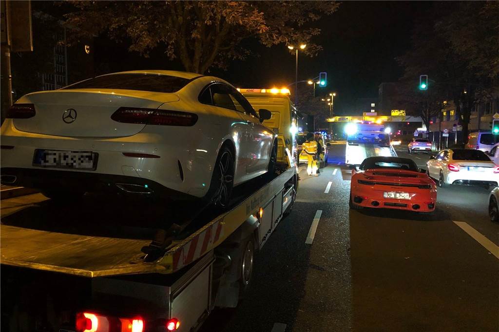 Illegales Rennen: Dortmunder war mit dem Porsche seines Chefs unterwegs Ein Mercedes und ein Porsche wurden von der Polizei beschlagnahmt und abgeschleppt.