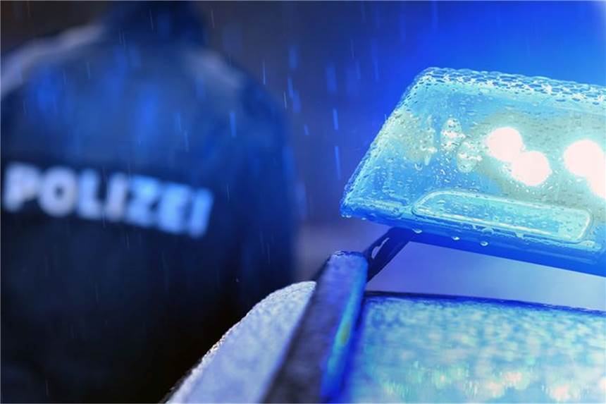 Platte vor ein fahrendes Auto geworfen – Jugendlicher flüchtet erfolglos Ein Minderjähriger verursachte in Dortmund-Brackel einen Unfall.