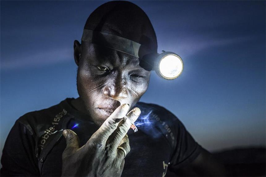 Ein Minenarbeiter in Burkina Faso macht eine kurze Raucherpause, bevor es wieder unter Tage geht - das Bild "Digging the Future" von Matjaz Krivic belegt den zweiten Platz in der Kategorie "People".