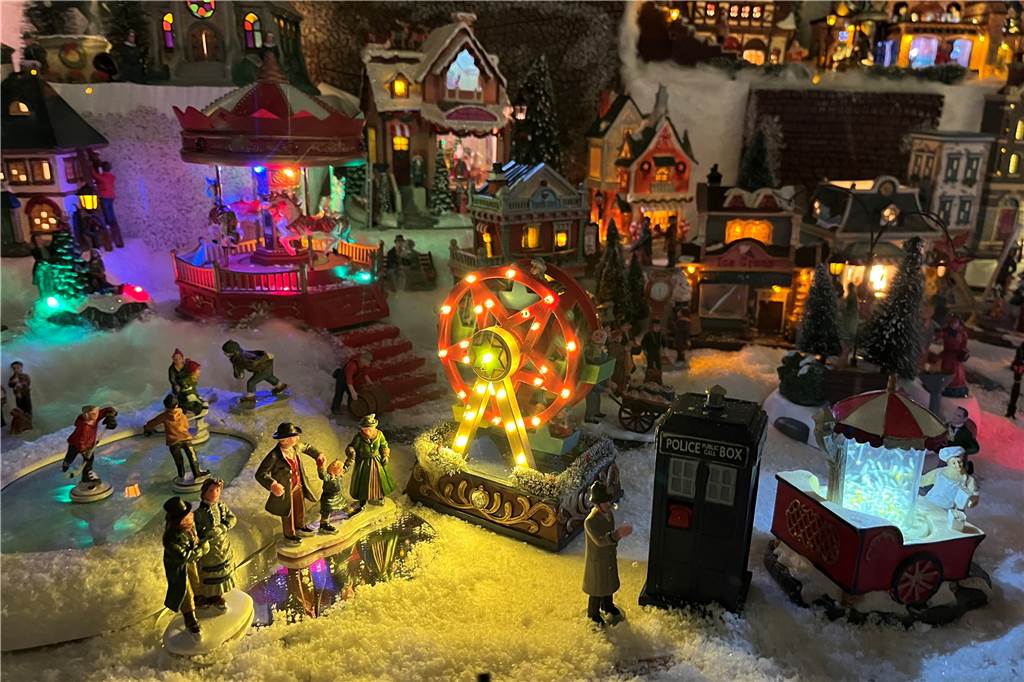 Tanja und Guido Hartmann holen Haltern und den Nordpol in ihre Hütte Ein Miniatur-Jahrmarkt mit Karussells, Figuren und bunten Lichtern.