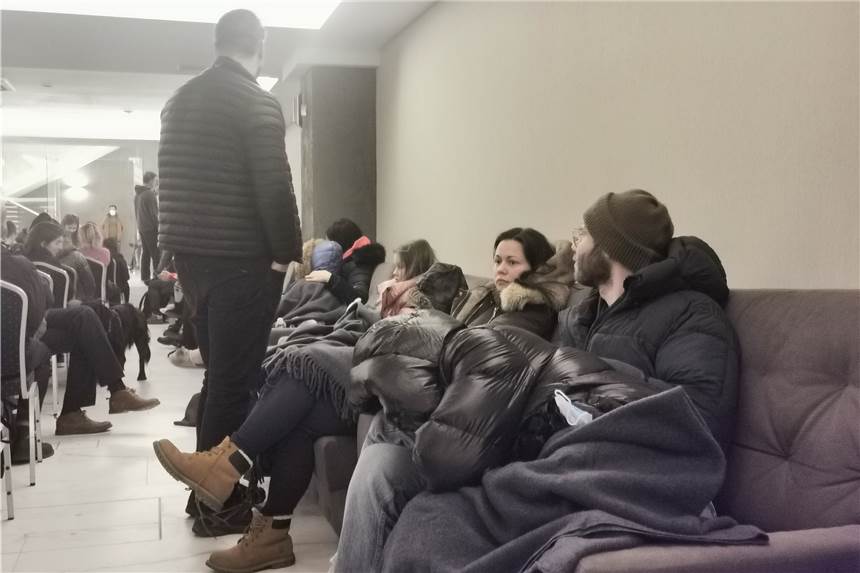 Wegen Krieg in der Ukraine: Richtet Deutschland wieder Schutzbunker ein? Ein mit einem Handy aufgenommenes Foto zeigt Menschen in einem Bunker in der Ukraine.