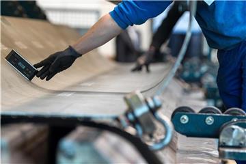 Ein Mitarbeiter arbeitet in der Produktionshalle. Foto: Monika Skolimowska