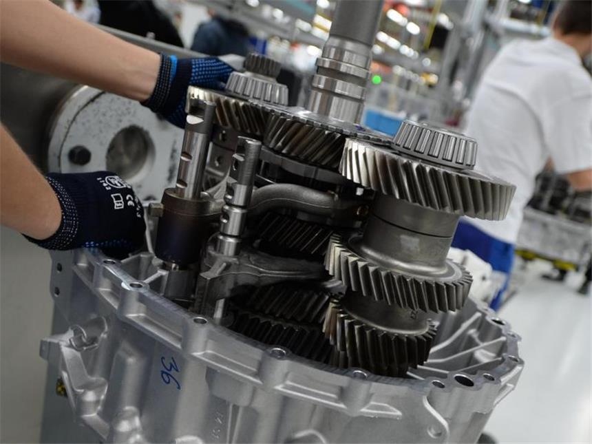 Ukraine-Krise belastet den Maschinenbau Ein Mitarbeiter baut im ZF-Werk in Friedrichshafen ein Automatgetriebe zusammen. Foto: Felix Kästle