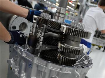 Ein Mitarbeiter baut im ZF-Werk in Friedrichshafen ein Automatgetriebe zusammen. Foto: Felix Kästle