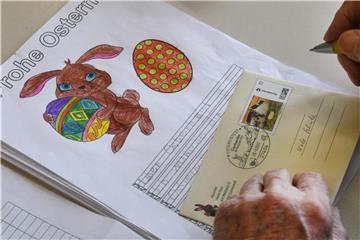 Ein Mitarbeiter beantwortet im Postamt von Hanni Hase in Ostereistedt einen von einem Kind verfassten Brief. Foto:
