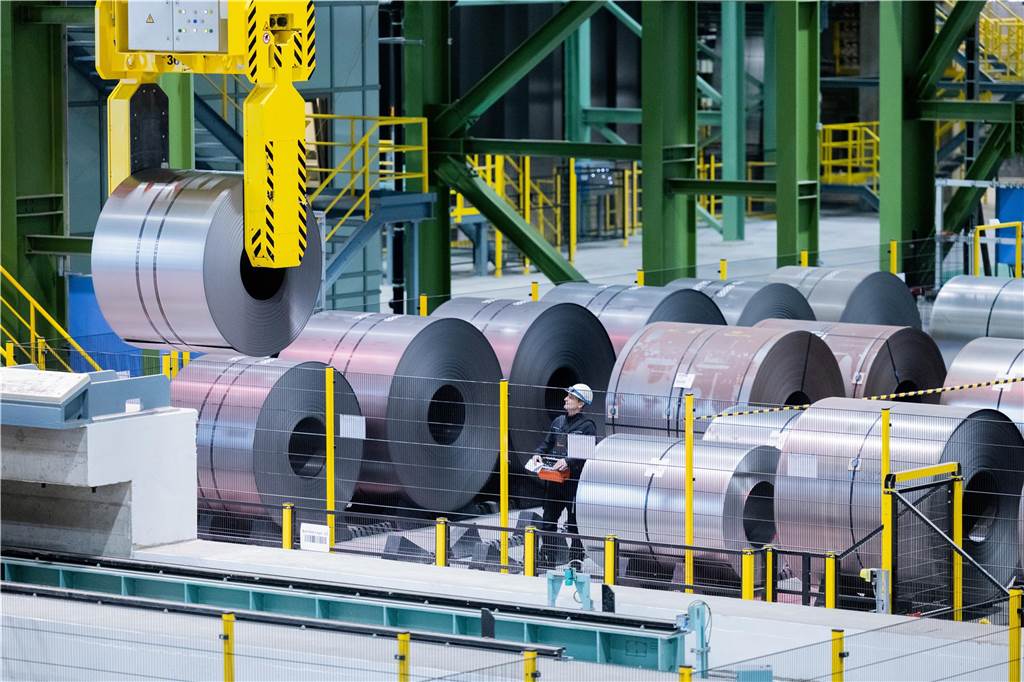 Thyssenkrupp Steel: Kritik an Geheimbesuch von Kaufinteressent aus Dubai Ein Mitarbeiter bewegt Stahlcoils mit einem Kran in der neuen Feuerbeschichtungsanlage (FBA 10) auf dem Gelände der Thyssenkrupp-Westfalenhütte in Dortmund.