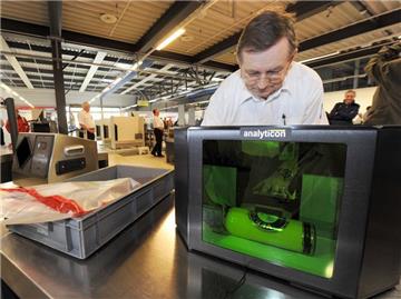 Ein Mitarbeiter der Bundespolizei demonstriert) auf dem Flughafen Schönefeld bei Berlin einen neuartigen Flüssigkeits-Scanner.