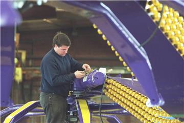 Ein Mitarbeiter der Eli Bridge Company arbeitet an dem Fahrgeschäft „Scrambler“. Foto: Steve Warmowski